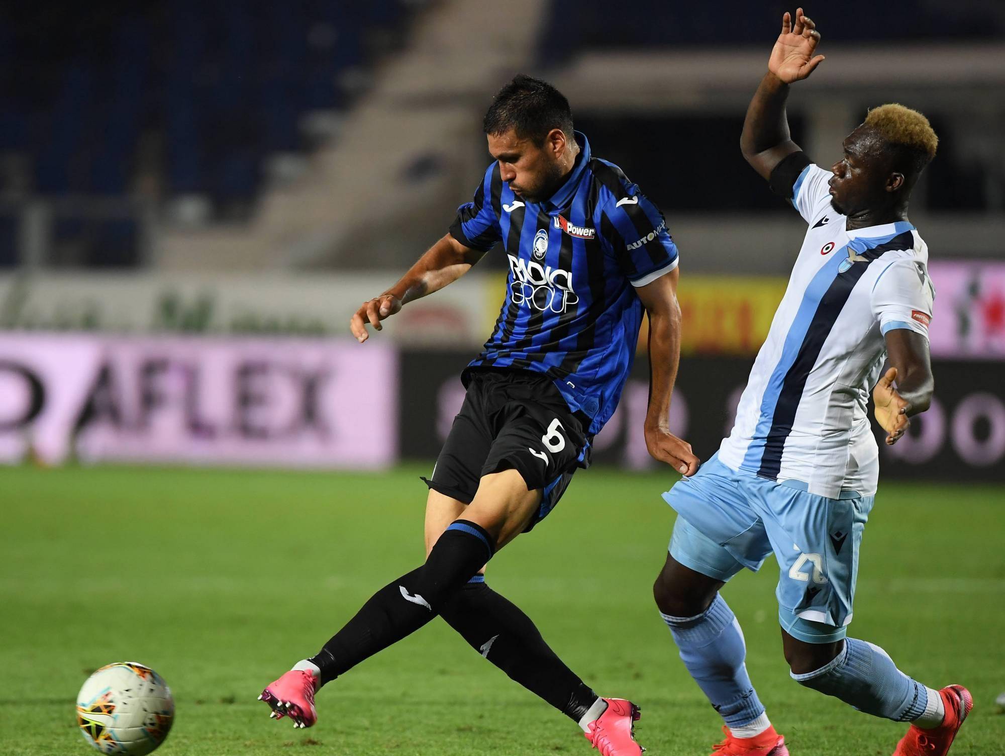 显得更加悲 显得更加悲